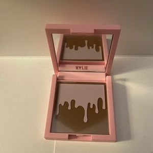 Kylie Cosmetics Pressed Bronzing Powder in Toasty